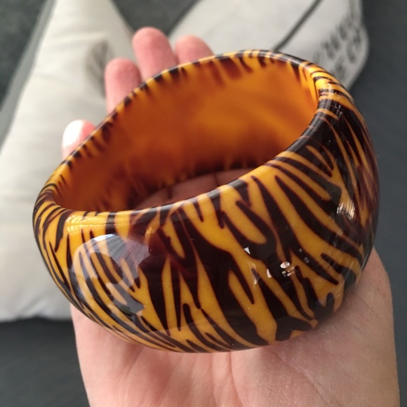 Lucite zebra pattern wide bangle bracelet - Picture 4 of 9
